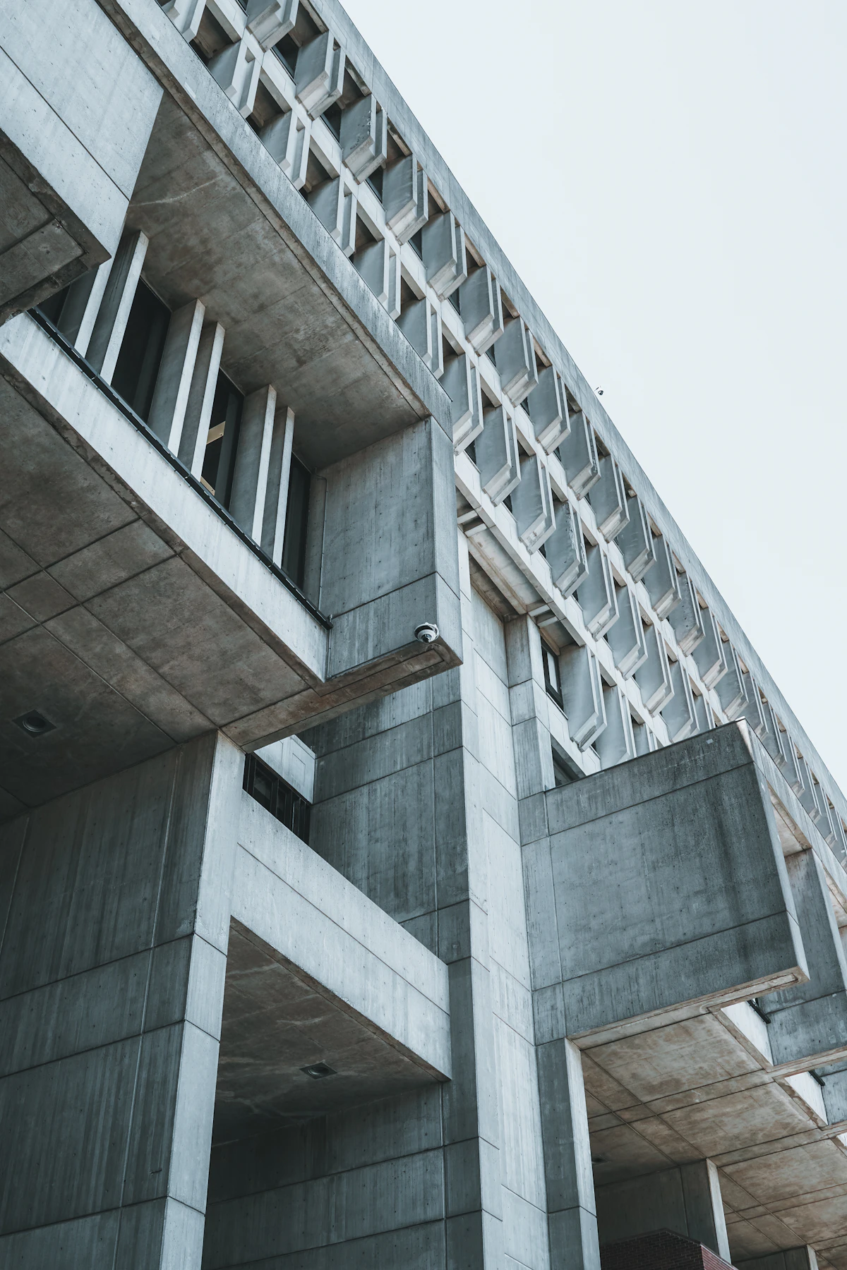Fațadă sculpturală din beton, cu linii arhitecturale repetate